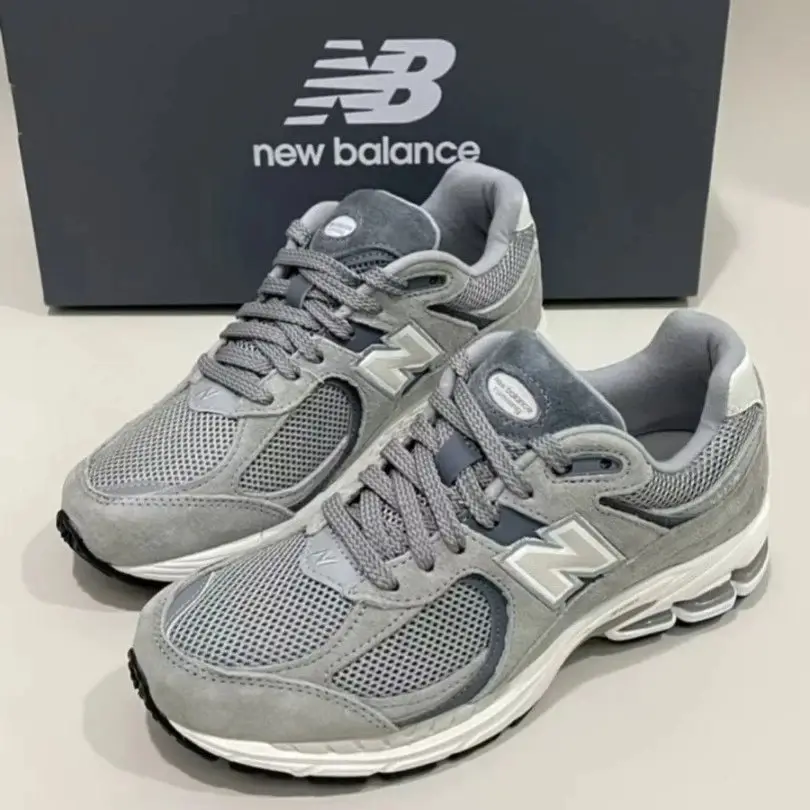 Ver las 4 fotos New Balance 2002R