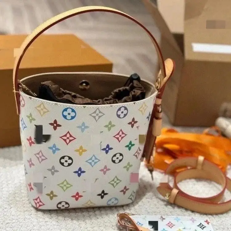 Louis Vuitton Multicolor Monogram Bucket Bag vista 3