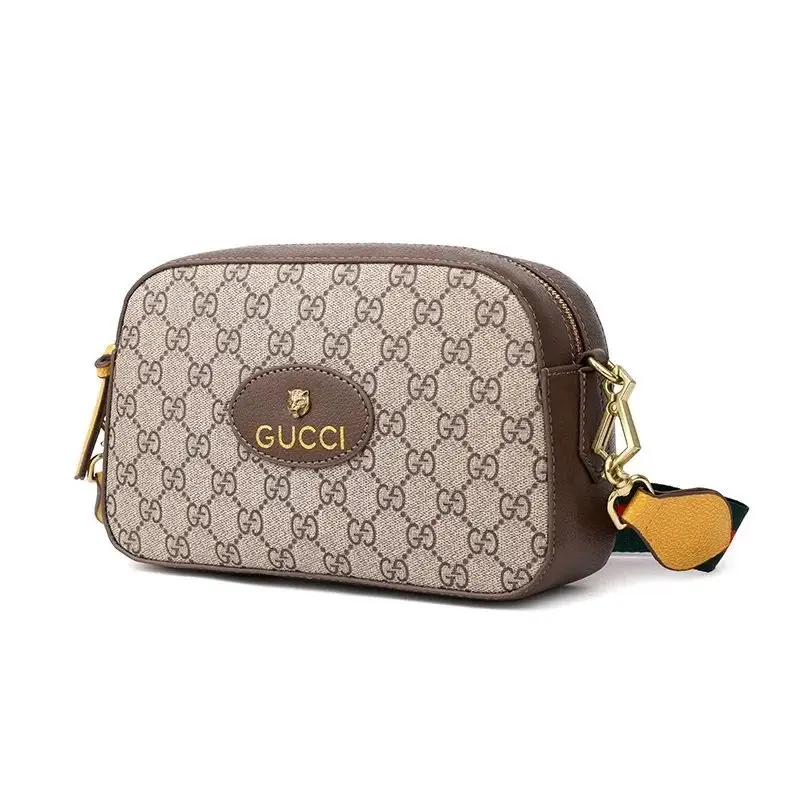 Gucci GG Supreme Camera Bag vista 4