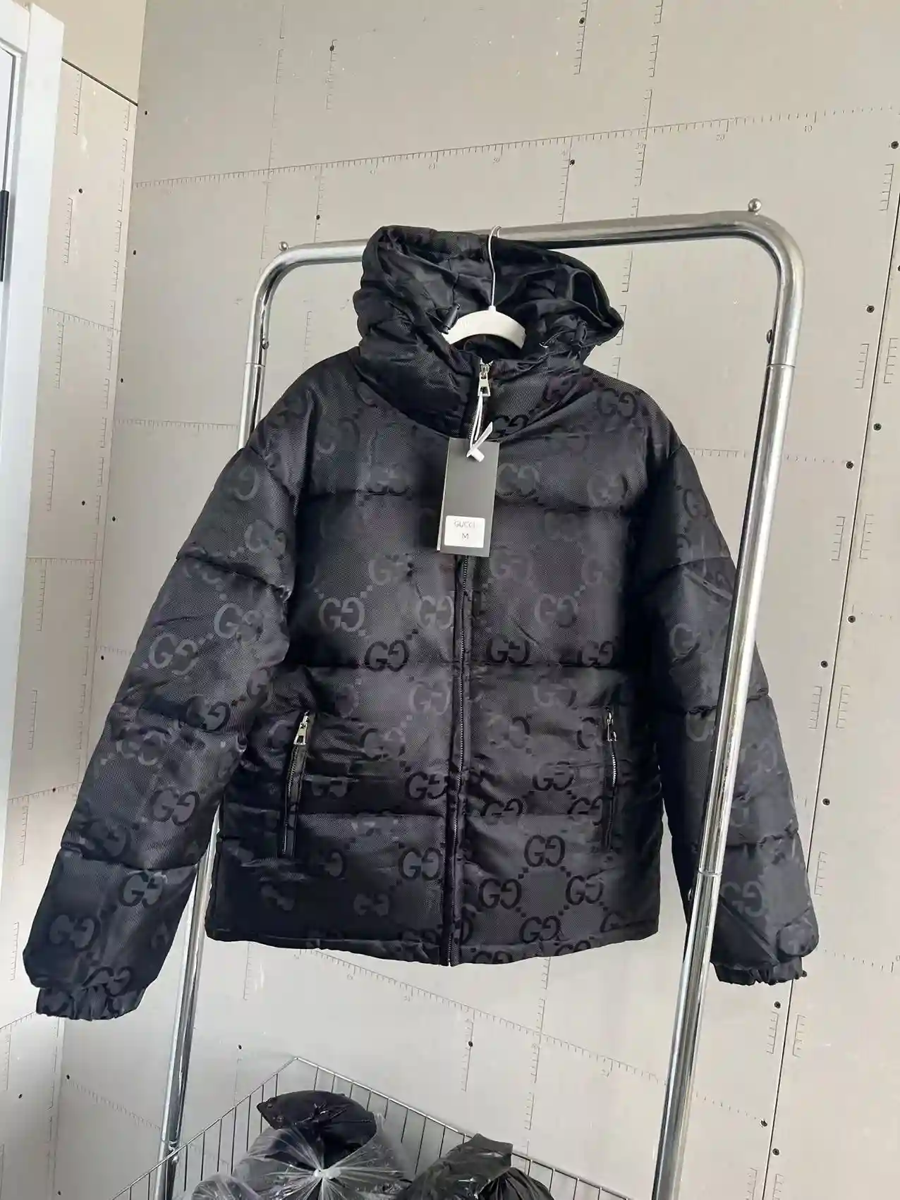 Fendi FF Logo Down Jacket & Gucci GG Supreme Vest Hoodie Jacket vista 4