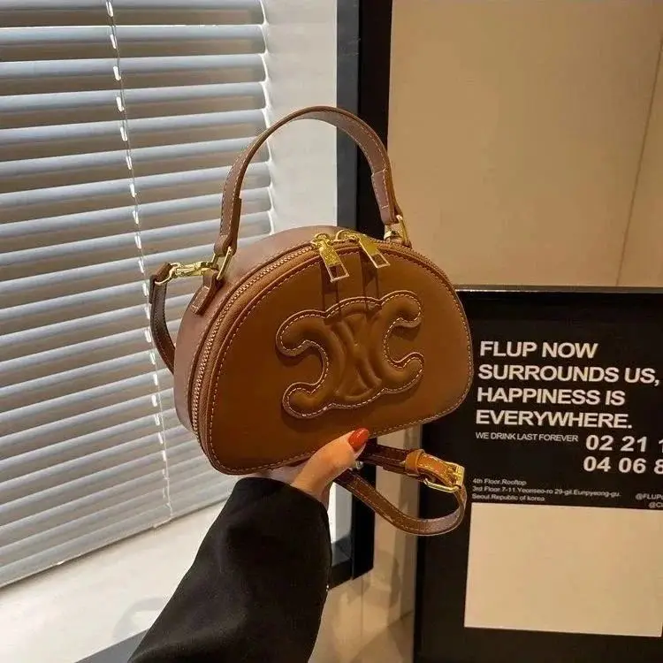 Celine Triomphe Half Moon Single Shoulder Handbag vista 2