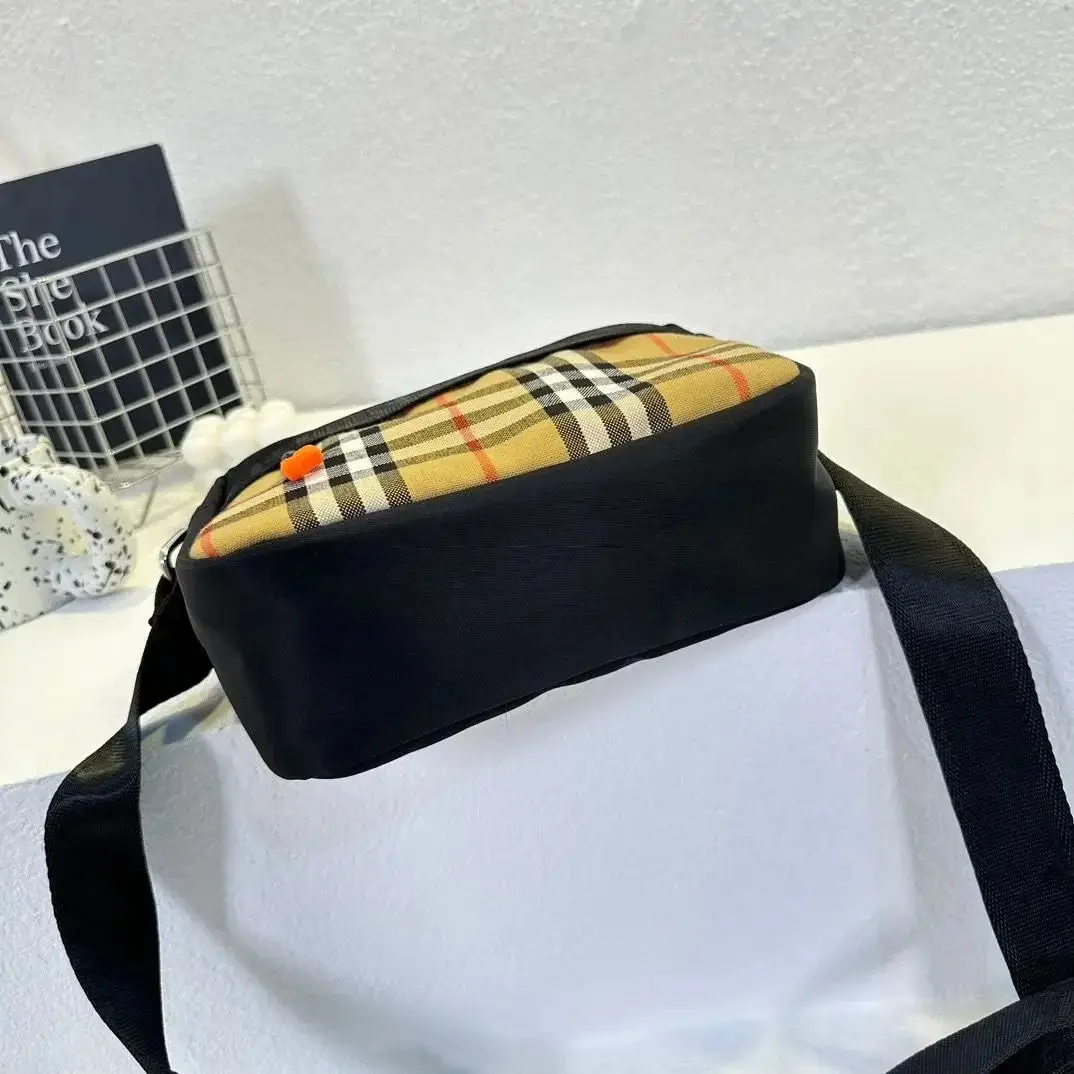 Burberry Vintage Check Messenger Bag [4 styles] vista 4