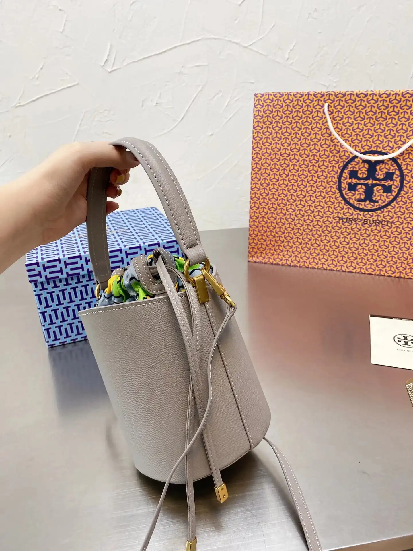 Tory Burch Bucket Bag [4 styles] vista 2