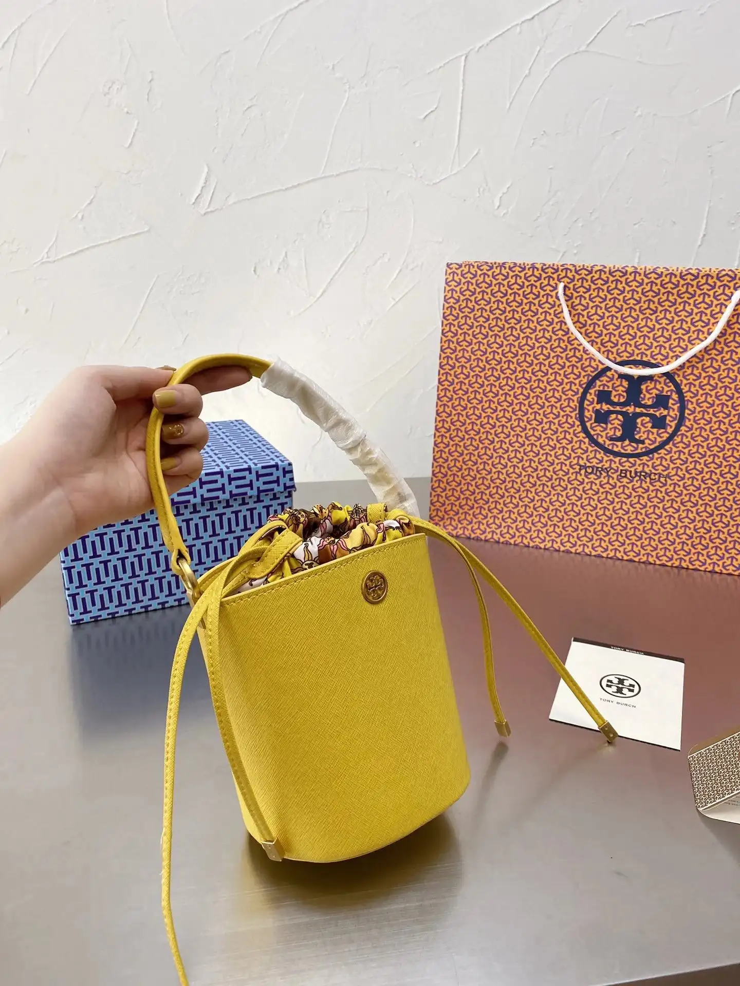 Tory Burch Bucket Bag [4 styles] vista 3