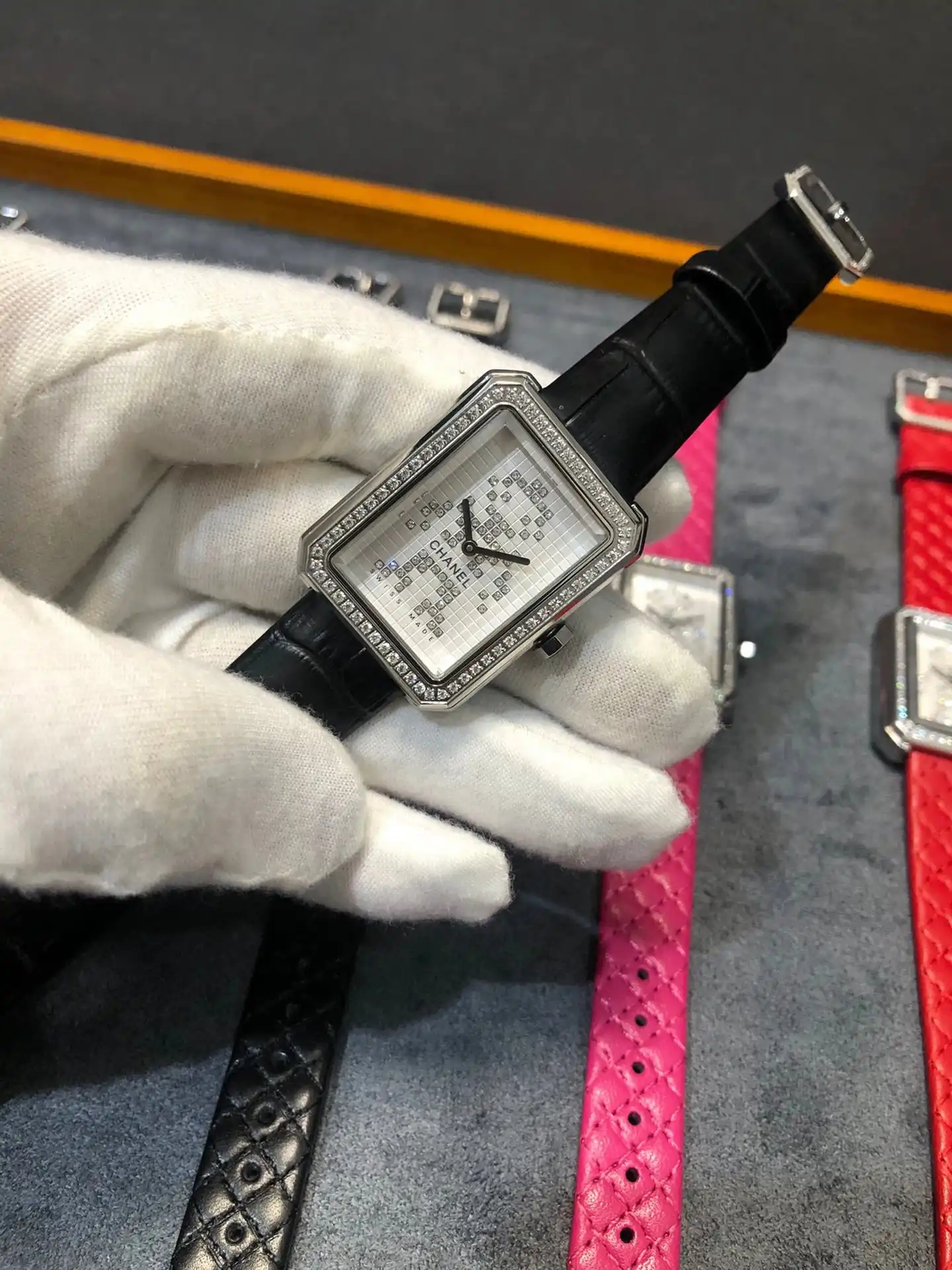 Chanel Quartz Watch [2 styles] vista 3