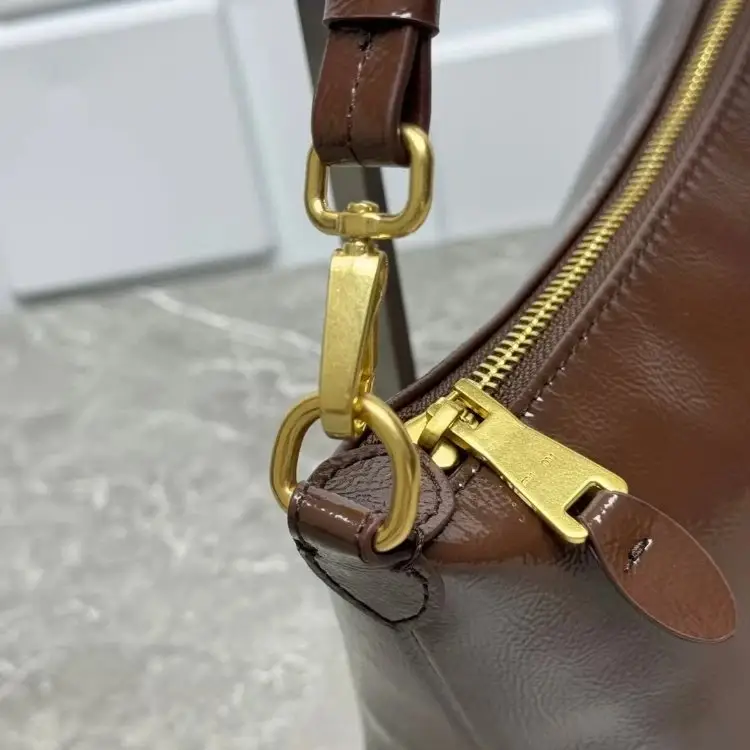 Miu Miu Chain Bag [2 styles] vista 4